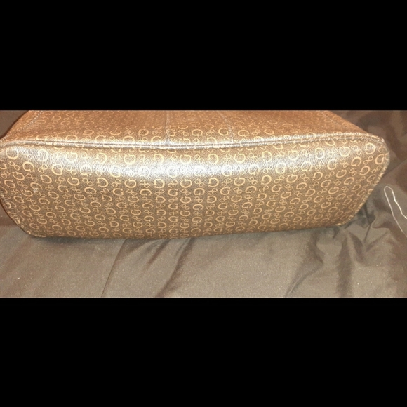 Guess purse - Picture 2 of 2